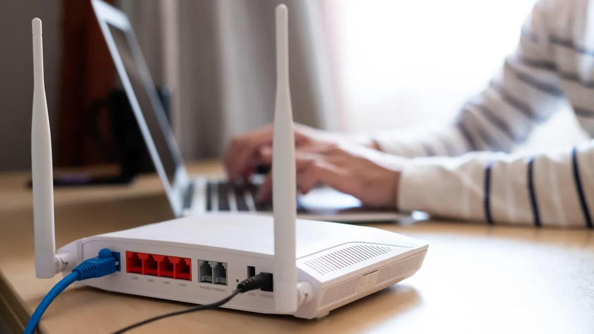 GEARVN - Ngồi trong phạm vi khu vực tín hiệu của router