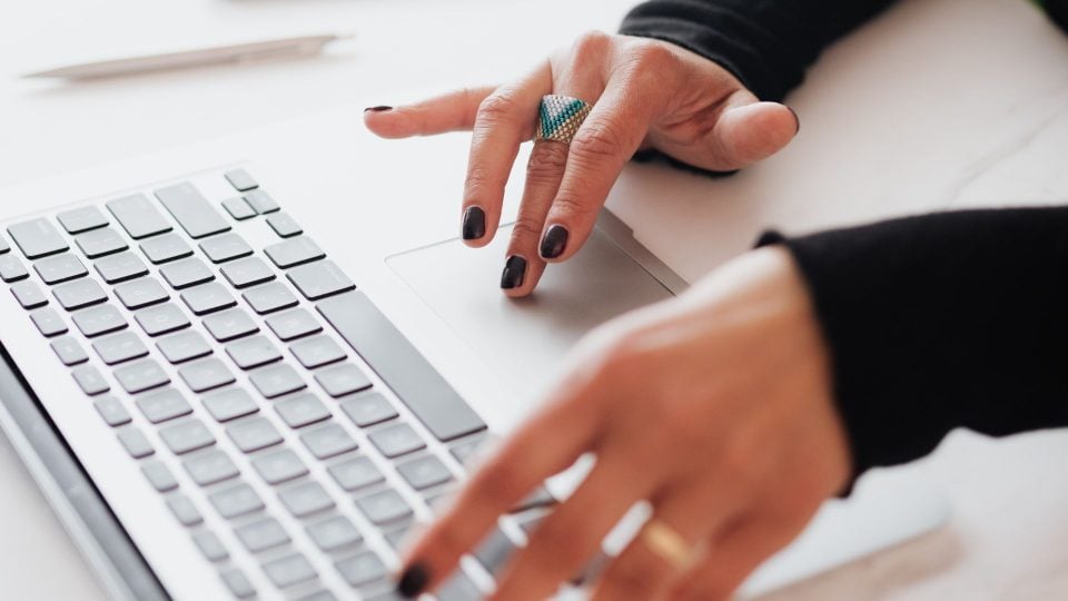 GEARVN - Nguyên nhân khiến touchpad bị đơ do phần mềm