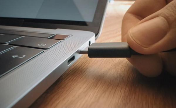 GEARVN - Hướng dẫn sạc laptop đúng cách bạn nên biết