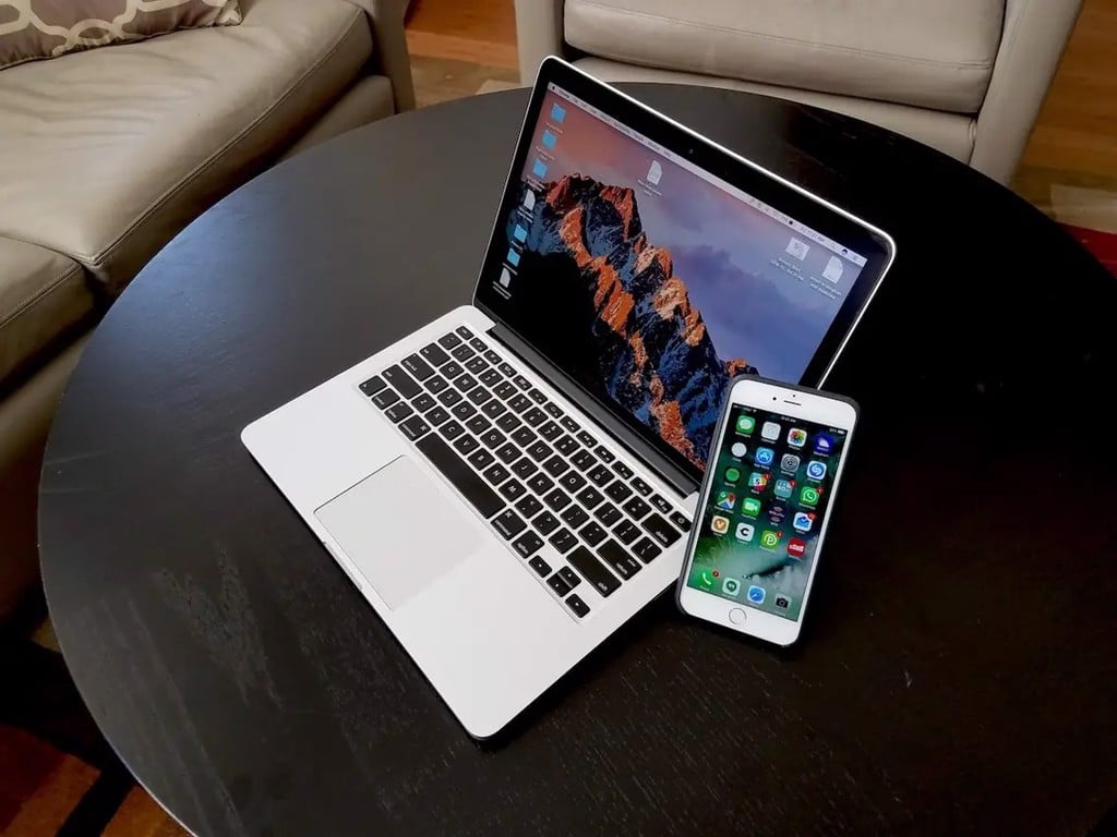 GEARVN chiếu màn hình iPhone lên máy tính