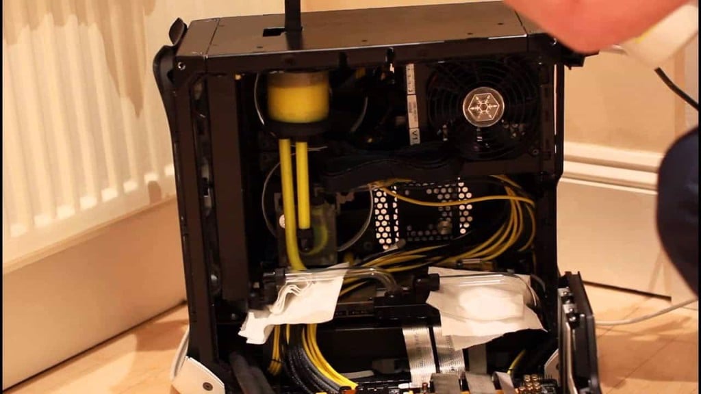 Rủi ro trong việc sử dụng PC tản nhiệt nước custom - GEARVN