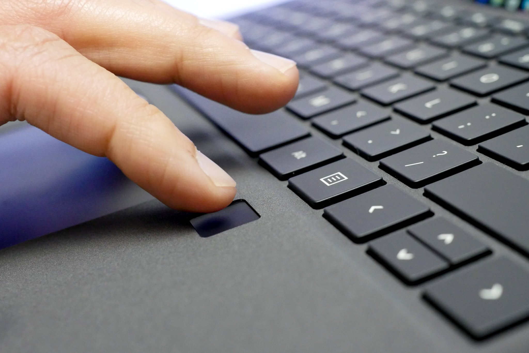 GEARVN - Điểm mạnh của laptop so với máy tính để bàn, PC