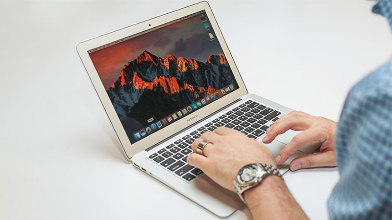 GEARVN Những khác biệt giữa macbook và laptop là gì?